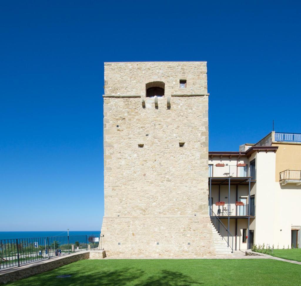 Torre della Loggia - Dimora Storica - Ortona Bed and Breakfast Esterno foto