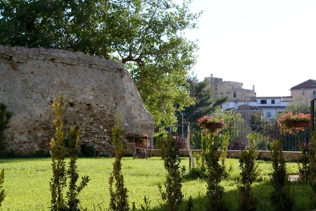 Torre della Loggia - Dimora Storica - Ortona Bed and Breakfast Esterno foto